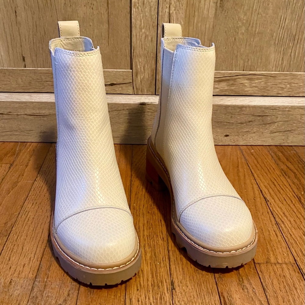 Sorel Joan Now Chelsea boot pull on size 9 cream snakeskin